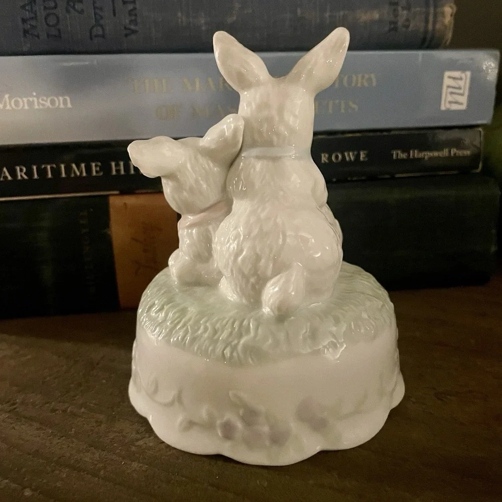 Vintage Hertitage House Musical White Rabbits And Swan Music Boxes Lot Of 2Works